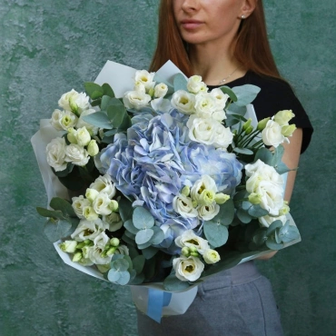 Букет с гортензией и эустомой