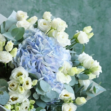 Букет с гортензией и эустомой