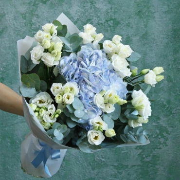 Букет с гортензией и эустомой