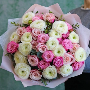 Букет с ранункулюсами и розами