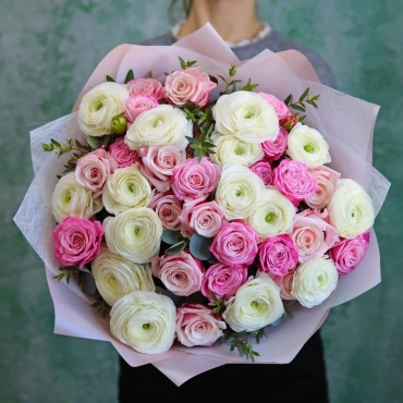 Букет с ранункулюсами и розами