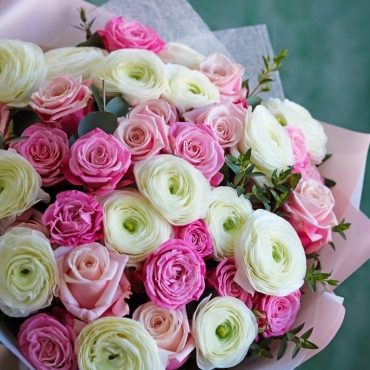 Букет с ранункулюсами и розами