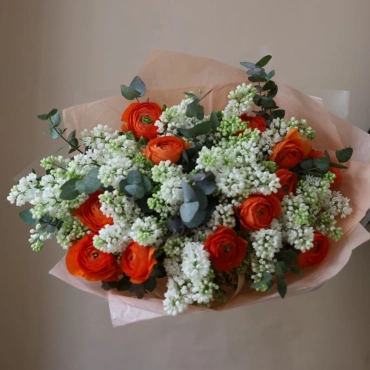 Дуо-букет из сирени и оранжевых ранункулюсов