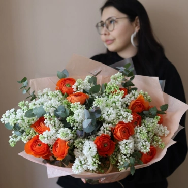 Дуо-букет из сирени и оранжевых ранункулюсов