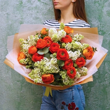 Сирень и ранункулюс букет