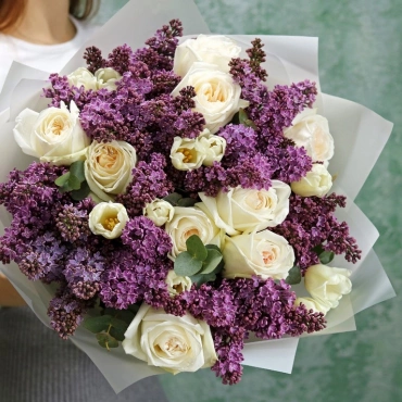 Букет с сиренью и розами