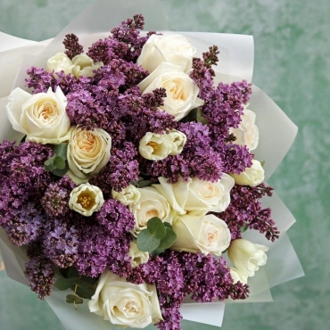 Букет с сиренью и розами