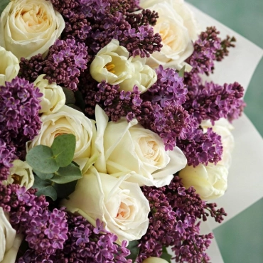 Букет с сиренью и розами