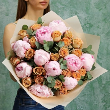 Букет из пионов и роз