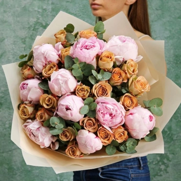 Букет из пионов и роз