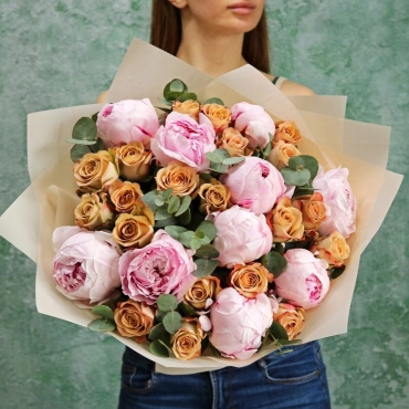 Букет из пионов и роз