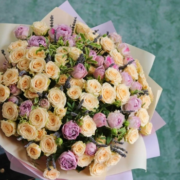 Кустовые розы с лавандой