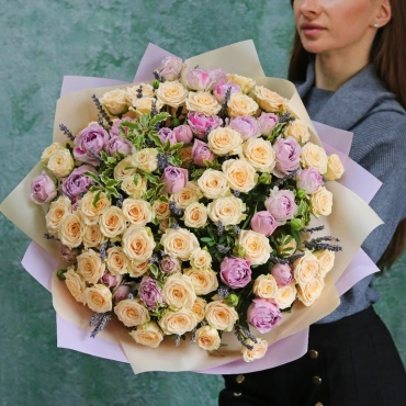 Кустовые розы с лавандой