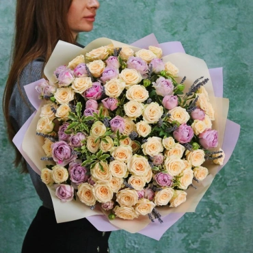 Кустовые розы с лавандой