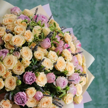 Кустовые розы с лавандой