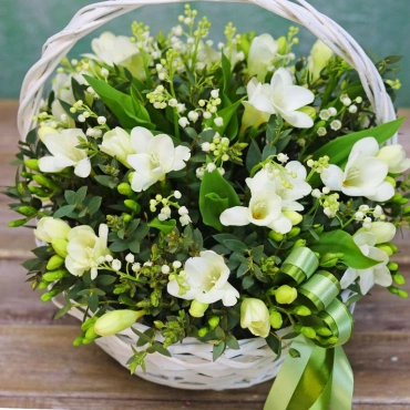 Ландыши и фрезия в корзине
