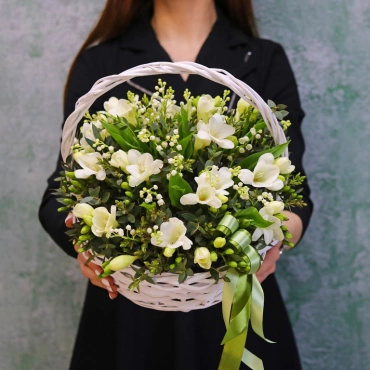 Ландыши и фрезия в корзине
