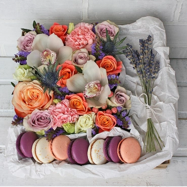 Цветы и пирожные в коробочке