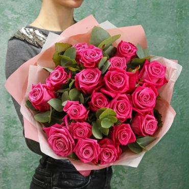 Малиновые розы букет