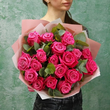 Малиновые розы букет