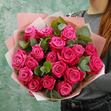 Малиновые розы букет