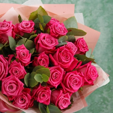 Малиновые розы букет