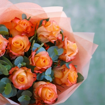 Оранжевые розы с эвкалиптом