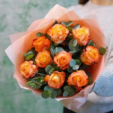 Оранжевые розы с эвкалиптом