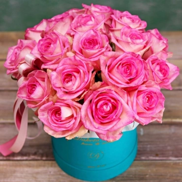 Розовые розы в коробке