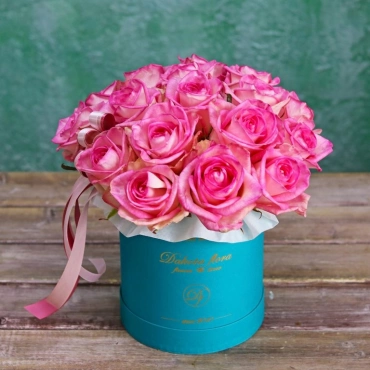 Розовые розы в коробке