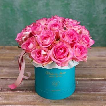 Розовые розы в коробке