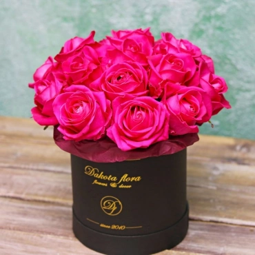 Малиновые розы в черной коробке