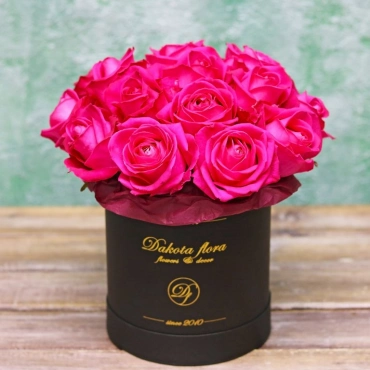Малиновые розы в черной коробке