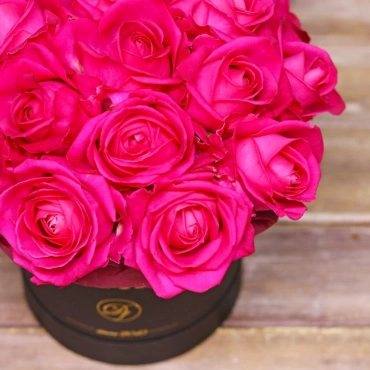 Малиновые розы в черной коробке