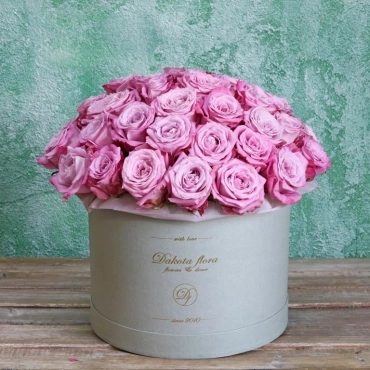 Букет фиолетовых роз в коробке