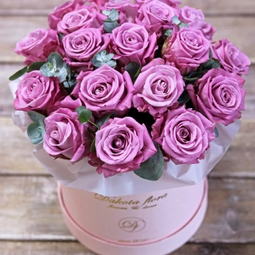 Фиолетовые розы в розовой коробке
