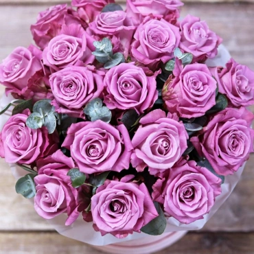 Фиолетовые розы в розовой коробке