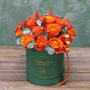 Оранжевые розы в коробке