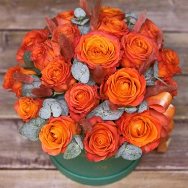 Оранжевые розы в коробке