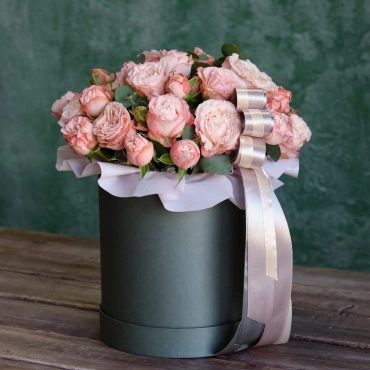 Пионовидная роза Бомбастик в коробке