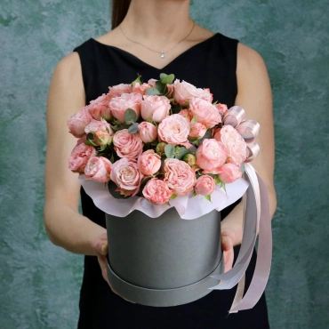 Пионовидная роза Бомбастик в коробке