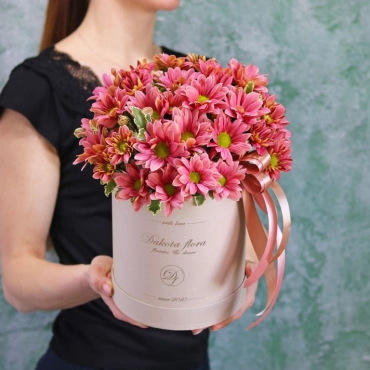 Красные хризантемы в коробке