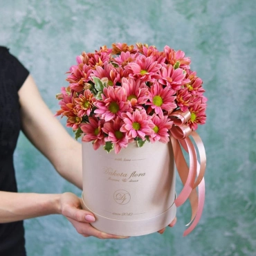 Красные хризантемы в коробке