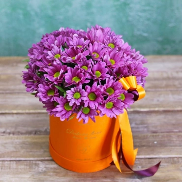 Фиолетовые хризантемы в оранжевой коробке
