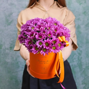 Фиолетовые хризантемы в оранжевой коробке