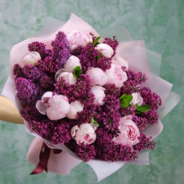 Букет из сирени и пионов