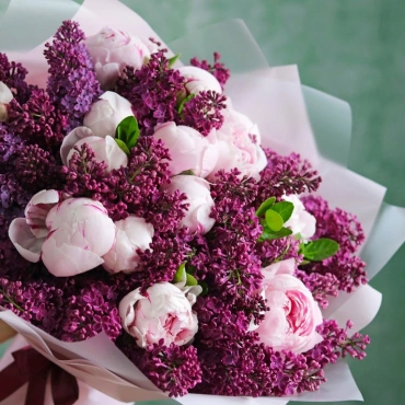 Букет из сирени и пионов