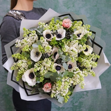 Анемоны и сирень букет