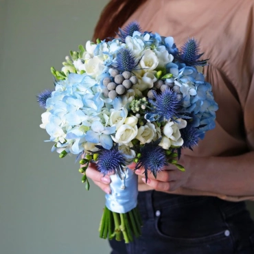 Букет невесты бело-голубой