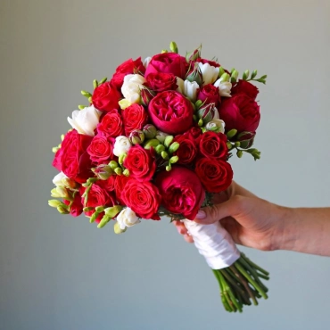Букет невесты красно-белый